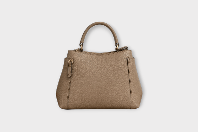 Photoroomでカバンの影をAI生成し、テンプレートを使って背景を薄い水色にした様子